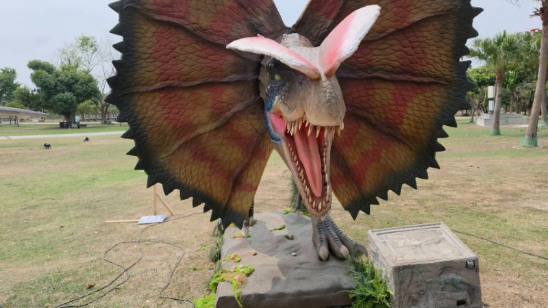 在衛武營廣場，還會有21隻的各類恐龍，會動、會吼，逼真的情境，讓大家如置身侏羅紀公園一般，感覺超神奇！(漾新聞記陳雯萍攝)