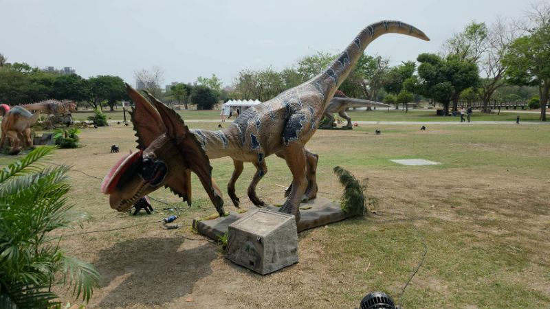 在衛武營廣場，還會有21隻的各類恐龍，會動、會吼，逼真的情境，讓大家如置身侏羅紀公園一般，感覺超神奇！(漾新聞記陳雯萍攝)