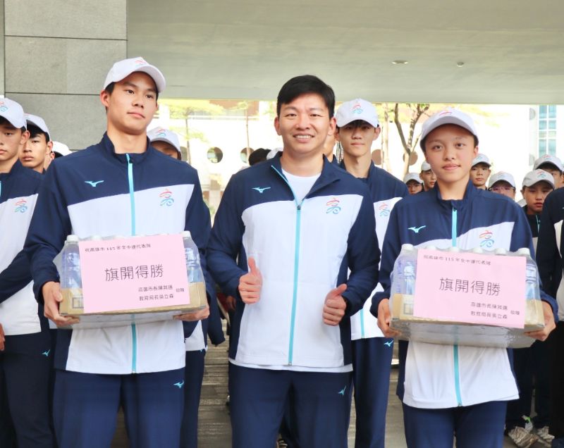 今年代表高雄參賽全中運選手，田徑好手後勁國中田若嫻（右）、游泳健將新莊高中李瀚（左），被看好具有奪金實力。吳立森局長（中）送給代表隊礦泉水等參賽物品。(漾新聞記者陳雯萍翻攝)