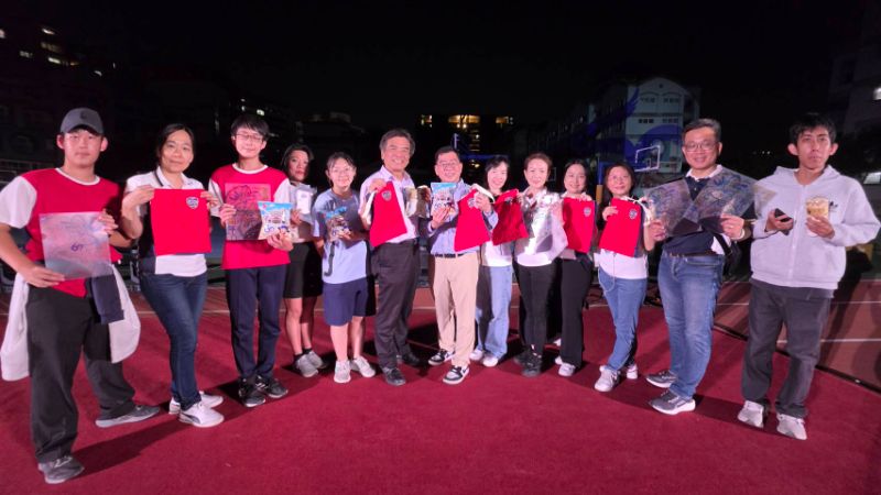 家長會長陳志豪帶領家長會為60週年創作文創商品，炙手可熱。(漾新聞記者陳雯萍攝)