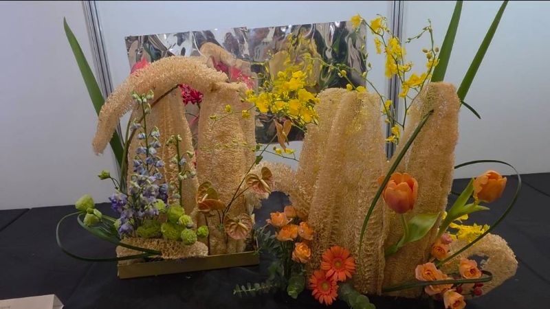 利用菜瓜布創作的花藝，別出心裁。(漾新聞記者陳雯萍攝)
