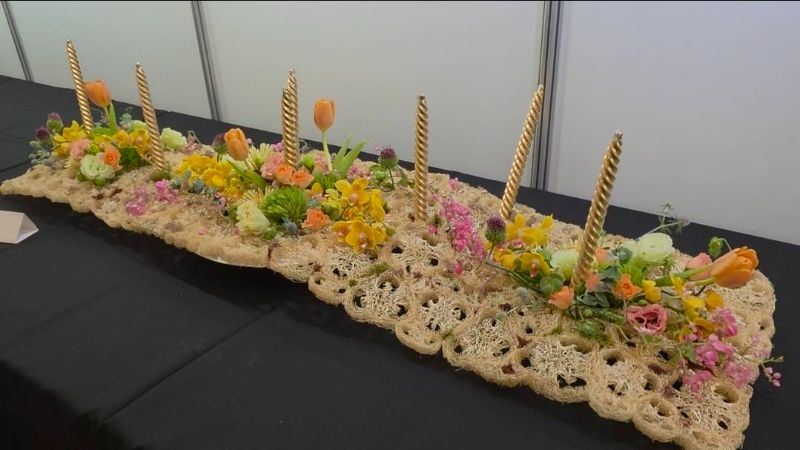 利用菜瓜布創作的花藝，別出心裁。(漾新聞記者陳雯萍攝)