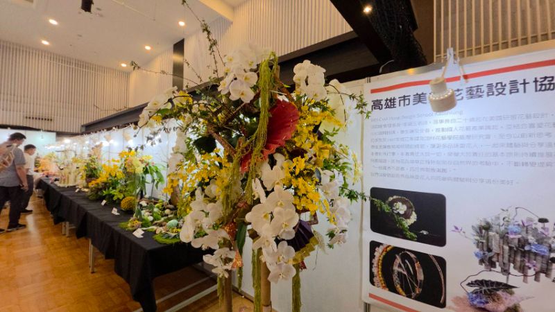 高雄市花友協會慶祝成立三十週年，舉辦「璀璨三十 花藝饗宴」為主題的藝展，展出五大流派60件創意作品，爭奇競艷難得一見。(漾新聞記者陳雯萍攝)