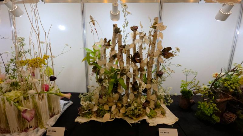 高雄市花友協會慶祝成立三十週年，舉辦「璀璨三十 花藝饗宴」為主題的藝展，展出五大流派60件創意作品，爭奇競艷難得一見。(漾新聞記者陳雯萍攝)