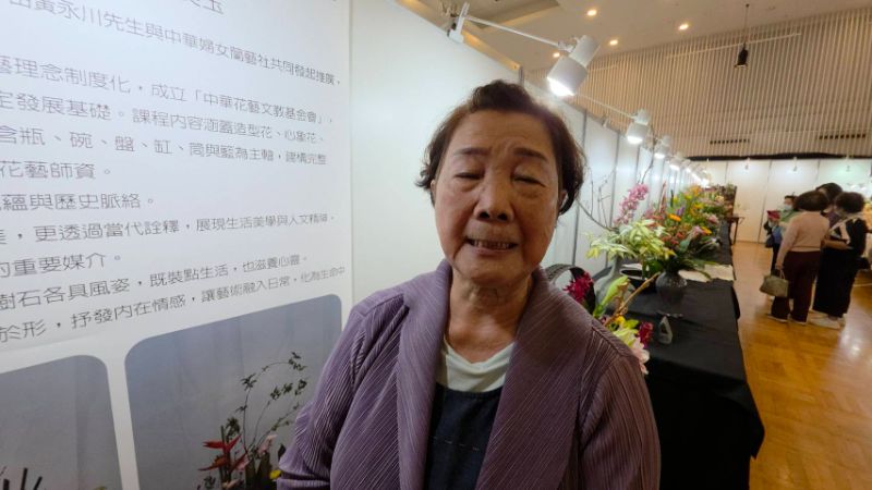 黃美玉會長說明中華花藝會員創作的特色。(漾新聞記者陳雯萍攝)
