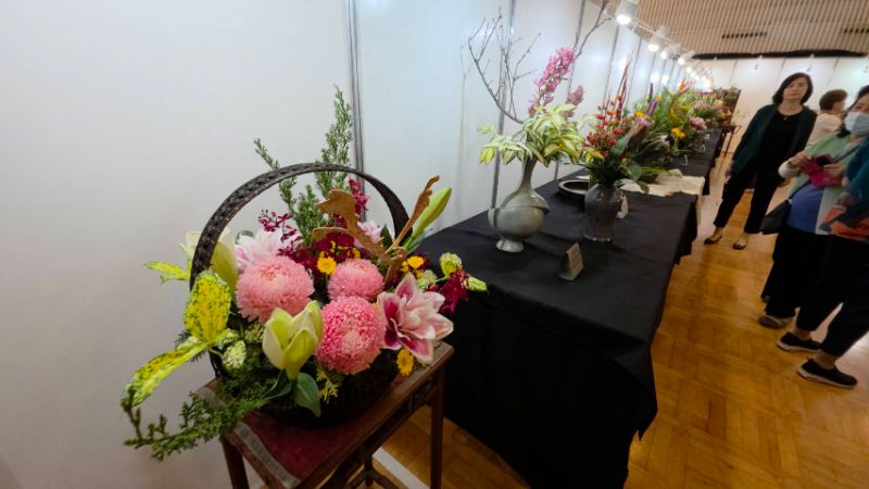 高雄市花友協會慶祝成立三十週年，舉辦「璀璨三十 花藝饗宴」為主題的藝展，展出五大流派60件創意作品，爭奇競艷難得一見。(漾新聞記者陳雯萍攝)