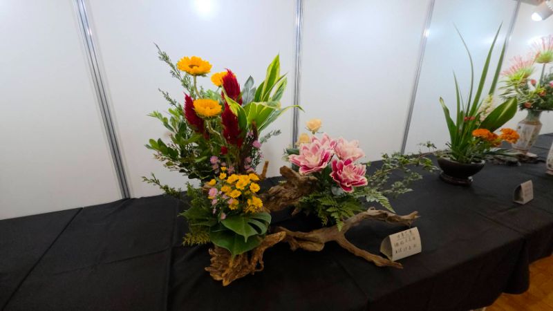 高雄市花友協會慶祝成立三十週年，舉辦「璀璨三十 花藝饗宴」為主題的藝展，展出五大流派60件創意作品，爭奇競艷難得一見。(漾新聞記者陳雯萍攝)