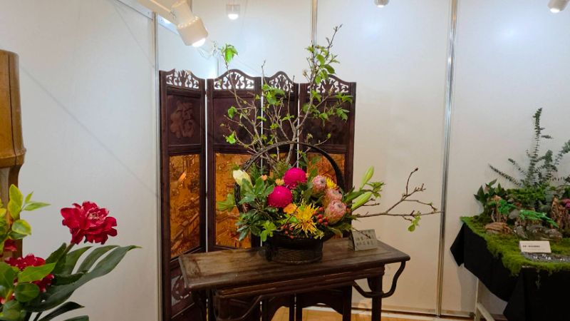 高雄市花友協會慶祝成立三十週年，舉辦「璀璨三十 花藝饗宴」為主題的藝展，展出五大流派60件創意作品，爭奇競艷難得一見。(漾新聞記者陳雯萍攝)