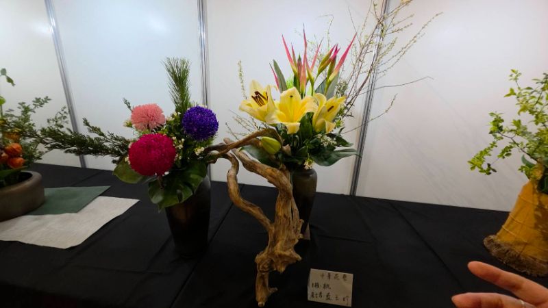 高雄市花友協會慶祝成立三十週年，舉辦「璀璨三十 花藝饗宴」為主題的藝展，展出五大流派60件創意作品，爭奇競艷難得一見。(漾新聞記者陳雯萍攝)