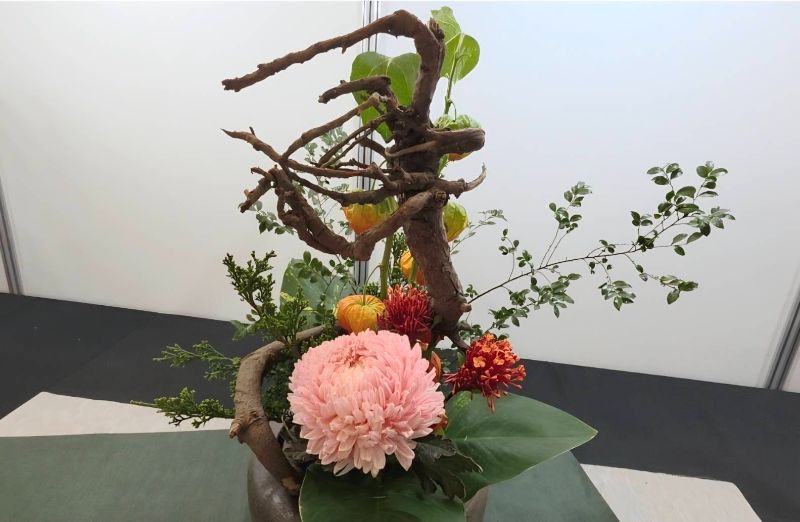 高雄市花友協會慶祝成立三十週年，舉辦「璀璨三十 花藝饗宴」為主題的藝展，展出五大流派60件創意作品，爭奇競艷難得一見。(漾新聞記者陳雯萍攝)