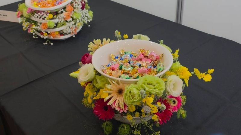 鍋碗瓢盆、水杯、環保竹筷、菜瓜布等生活創作的巧思，展現協會三十年來深耕花藝文化的成果。(漾新聞記者陳雯萍攝)