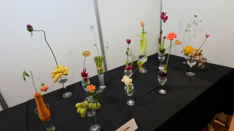 鍋碗瓢盆、水杯、環保竹筷、菜瓜布等生活創作的巧思，展現協會三十年來深耕花藝文化的成果。(漾新聞記者陳雯萍攝)