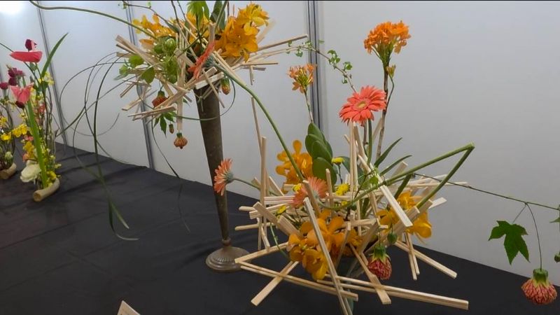 鍋碗瓢盆、水杯、環保竹筷、菜瓜布等生活創作的巧思，展現協會三十年來深耕花藝文化的成果。(漾新聞記者陳雯萍攝)