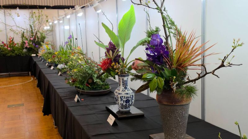 高雄市花友協會慶祝成立三十週年，舉辦「璀璨三十 花藝饗宴」為主題的藝展，展出五大流派60件創意作品，爭奇競艷難得一見。(漾新聞記者陳雯萍攝)