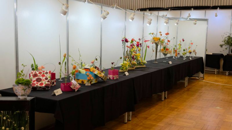 高雄市花友協會慶祝成立三十週年，舉辦「璀璨三十 花藝饗宴」為主題的藝展，展出五大流派60件創意作品，爭奇競艷難得一見。(漾新聞記者陳雯萍攝)