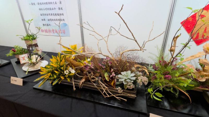 高雄市花友協會慶祝成立三十週年，舉辦「璀璨三十 花藝饗宴」為主題的藝展，展出五大流派60件創意作品，爭奇競艷難得一見。(漾新聞記者陳雯萍攝)