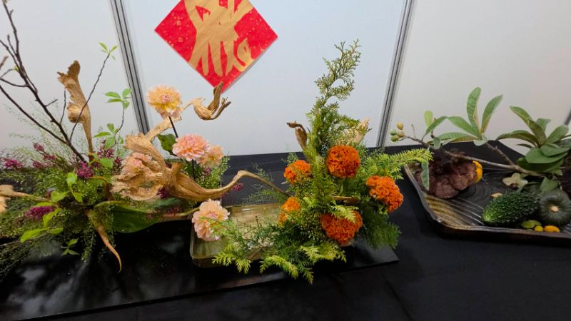 高雄市花友協會慶祝成立三十週年，舉辦「璀璨三十 花藝饗宴」為主題的藝展，展出五大流派60件創意作品，爭奇競艷難得一見。(漾新聞記者陳雯萍攝)