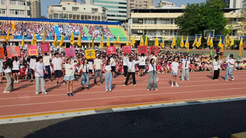 變妝大遊行，二年級各班級創意大爆發，以創意舞蹈及設計演出，為五福國中一甲子校慶獻禮，祝福生日快樂，充滿創意與歡樂。(漾新聞記者陳雯萍攝)