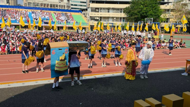 變妝大遊行，二年級各班級創意大爆發，以創意舞蹈及設計演出，為五福國中一甲子校慶獻禮，祝福生日快樂，充滿創意與歡樂。(漾新聞記者陳雯萍攝)