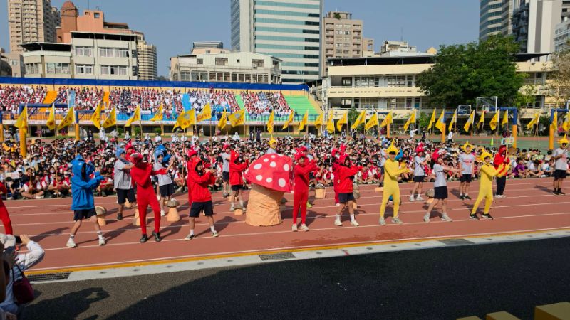 變妝大遊行，二年級各班級創意大爆發，以創意舞蹈及設計演出，為五福國中一甲子校慶獻禮，祝福生日快樂，充滿創意與歡樂。(漾新聞記者陳雯萍攝)