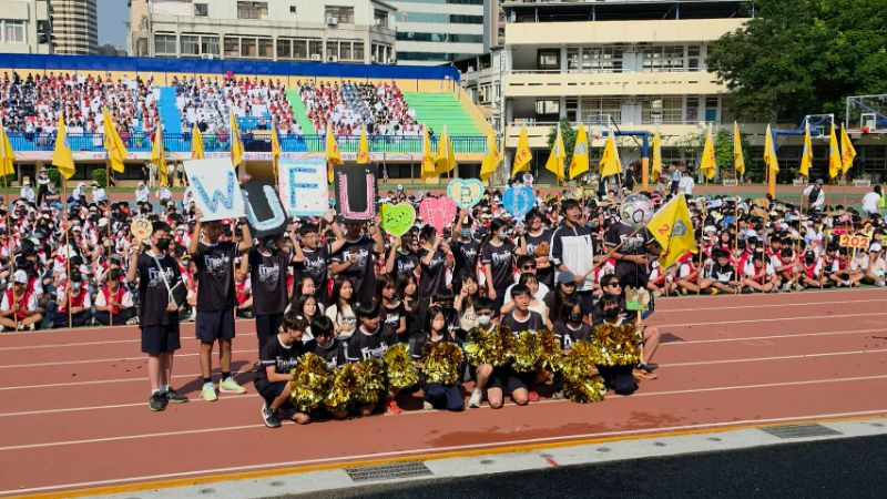 變妝大遊行，二年級各班級創意大爆發，以創意舞蹈及設計演出，為五福國中一甲子校慶獻禮，祝福生日快樂，充滿創意與歡樂。(漾新聞記者陳雯萍攝)