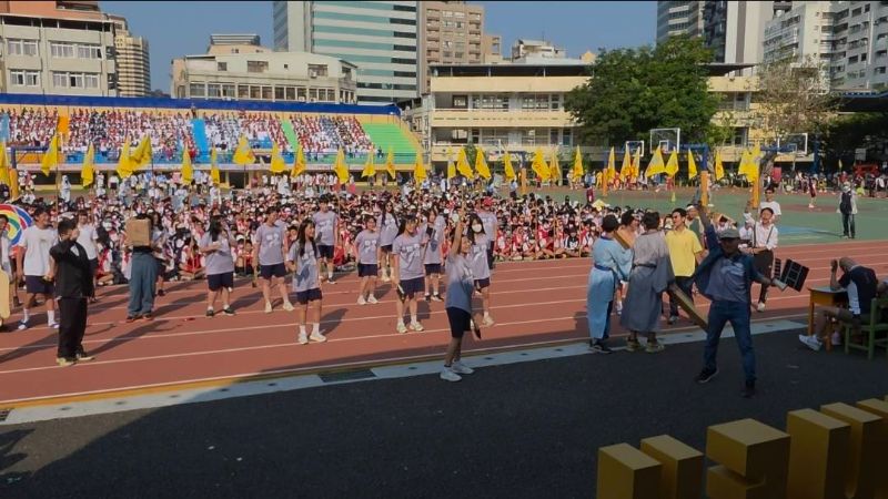 變妝大遊行，二年級各班級創意大爆發，以創意舞蹈及設計演出，為五福國中一甲子校慶獻禮，祝福生日快樂，充滿創意與歡樂。(漾新聞記者陳雯萍攝)