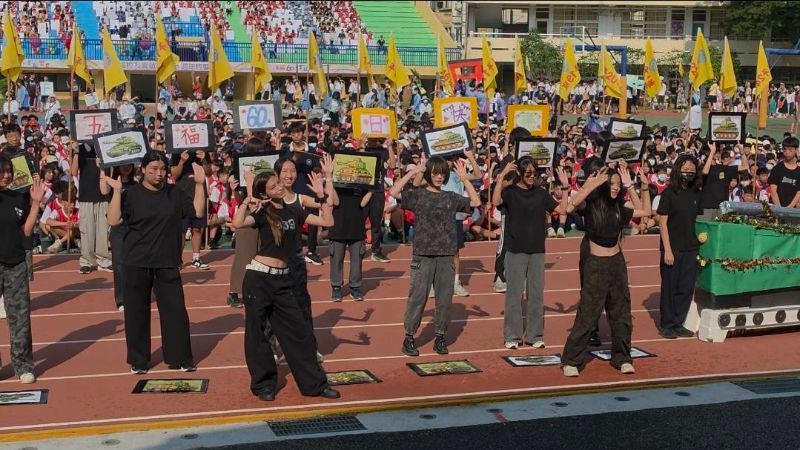 變妝大遊行，二年級各班級創意大爆發，以創意舞蹈及設計演出，為五福國中一甲子校慶獻禮，祝福生日快樂，充滿創意與歡樂。(漾新聞記者陳雯萍攝)