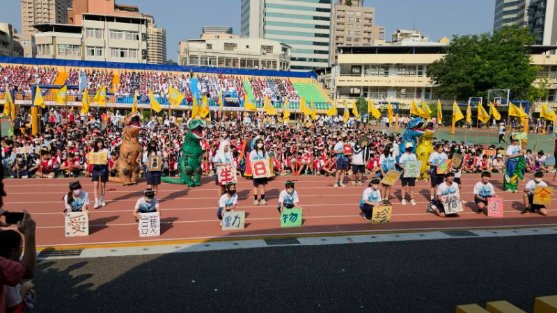 變妝大遊行，二年級各班級創意大爆發，以創意舞蹈及設計演出，為五福國中一甲子校慶獻禮，祝福生日快樂，充滿創意與歡樂。(漾新聞記者陳雯萍攝)