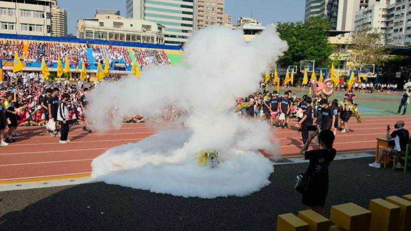 變妝大遊行，二年級各班級創意大爆發，以創意舞蹈及設計演出，為五福國中一甲子校慶獻禮，祝福生日快樂，充滿創意與歡樂。(漾新聞記者陳雯萍攝)