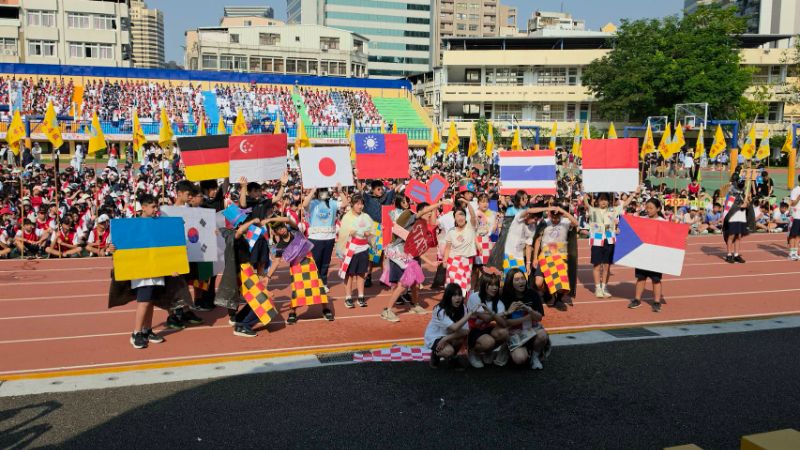 變妝大遊行，二年級各班級創意大爆發，以創意舞蹈及設計演出，為五福國中一甲子校慶獻禮，祝福生日快樂，充滿創意與歡樂。(漾新聞記者陳雯萍攝)