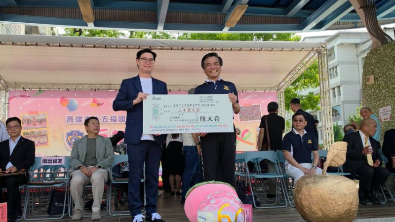 傑出校友隆大營建副董事長陳又齊回饋母校，捐贈20萬元獎助學金。(漾新聞記者陳雯萍攝)