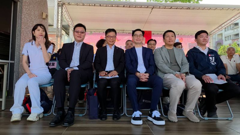 教育局長吳立森(右一)與今天接受表揚的第七屆傑出校友合影。(漾新聞記者陳雯萍攝)