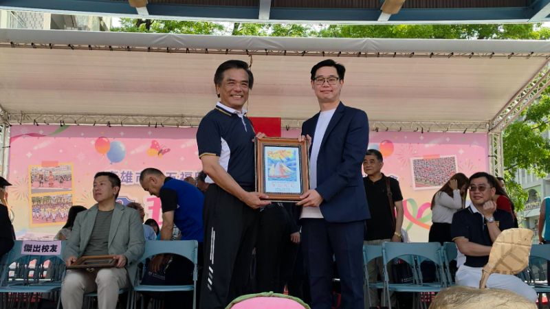 五福國中校長何茂通頒發第7屆傑出校友當選證書予隆大營建副董事長陳又齊。(漾新聞記者陳雯萍攝)