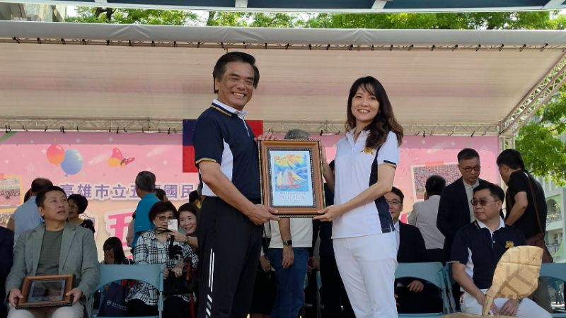 五福國中校長何茂通頒發第7屆傑出校友當選證書予証毅知心法律事務所主持律師、高雄市律師公會理事長葉孝慈。(漾新聞記者陳雯萍攝)