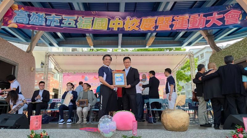 五福國中校長何茂通頒發第7屆傑出校友當選證書予新上國小校長王彥嵓。(漾新聞記者陳雯萍攝)