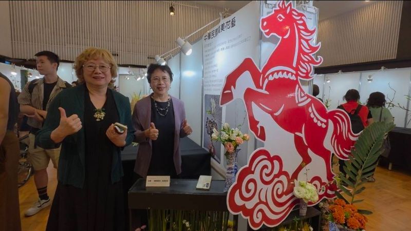 真美花藝會長王伊純說明協會的由來與風格特色，強調利用生活中的素材，結合創意的花藝。(漾新聞記者陳雯萍攝)