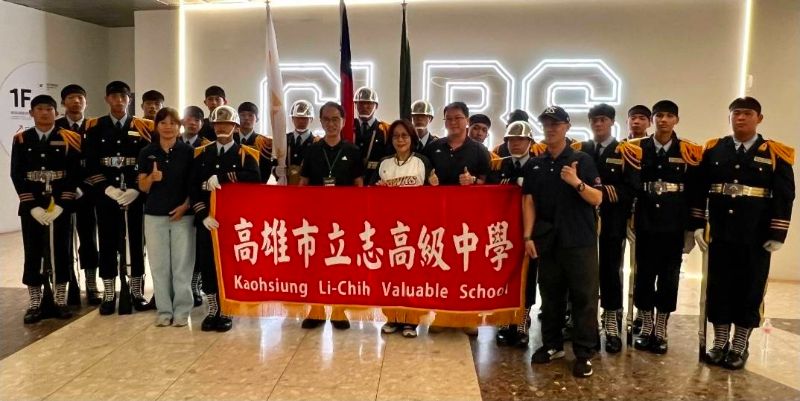 立志中學軍儀隊與議長康裕成合影。 立志中學軍儀隊與議長康裕成合影。