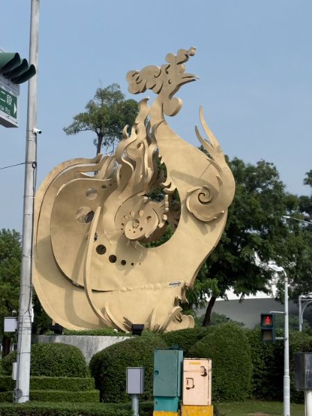 威鳳現況:告示牌消失、疑似鳥築巢、結構不知污損或鏽蝕。 威鳳現況:告示牌消失、疑似鳥築巢、結構不知污損或鏽蝕。