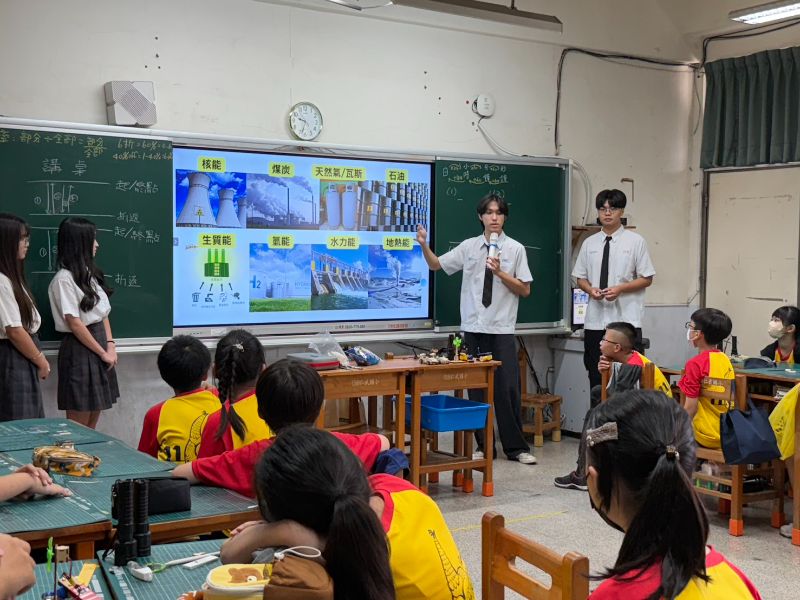仁武高中綠能講師解說綠色能源。