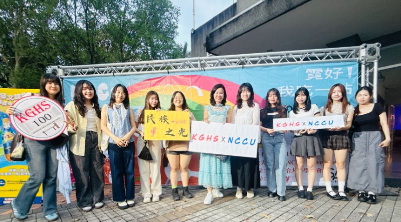 政大雄女專桌串起南北情 學姐承諾明年擴大傳承溫暖。 政大雄女專桌串起南北情 學姐承諾明年擴大傳承溫暖。