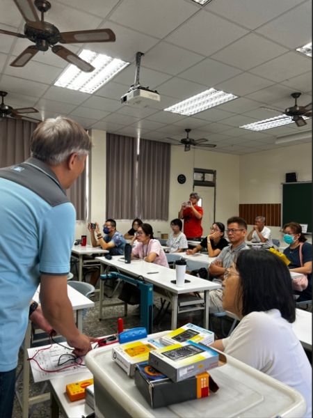 楊俊宏講師於研習中透過實作與探究講解電磁學原理。 楊俊宏講師於研習中透過實作與探究講解電磁學原理。
