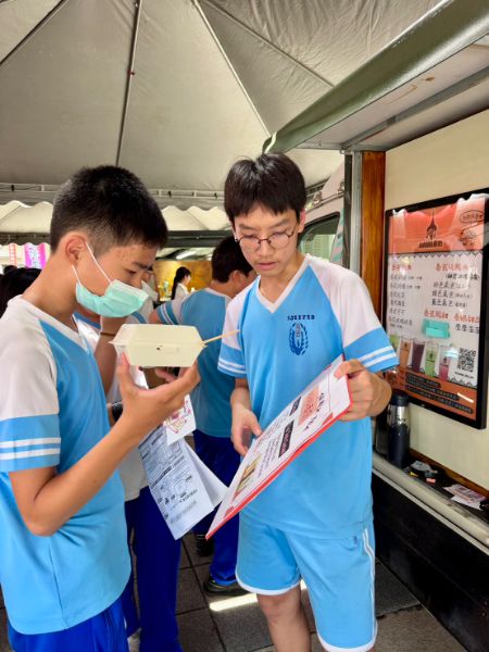 鳳西國中校園今天香氣四溢、笑聲不斷，學生穿梭在美食攤位、英語闖關與自由對話區，從點餐、回答問題到與外師即席對談，全校一起把英語說出口，也讓暑假前最後一個上課日，變成最有國際味的雙語生活日。