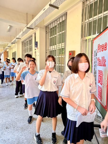 鳳西國中校園今天香氣四溢、笑聲不斷，學生穿梭在美食攤位、英語闖關與自由對話區，從點餐、回答問題到與外師即席對談，全校一起把英語說出口，也讓暑假前最後一個上課日，變成最有國際味的雙語生活日。