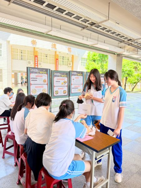 鳳西國中校園今天香氣四溢、笑聲不斷，學生穿梭在美食攤位、英語闖關與自由對話區，從點餐、回答問題到與外師即席對談，全校一起把英語說出口，也讓暑假前最後一個上課日，變成最有國際味的雙語生活日。