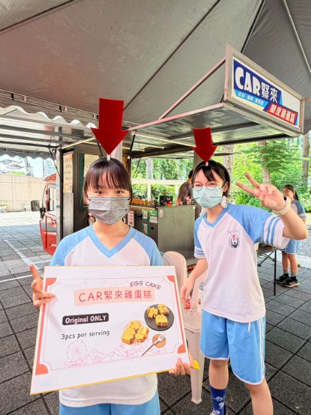 鳳西國中校園今天香氣四溢、笑聲不斷，學生穿梭在美食攤位、英語闖關與自由對話區，從點餐、回答問題到與外師即席對談，全校一起把英語說出口，也讓暑假前最後一個上課日，變成最有國際味的雙語生活日。