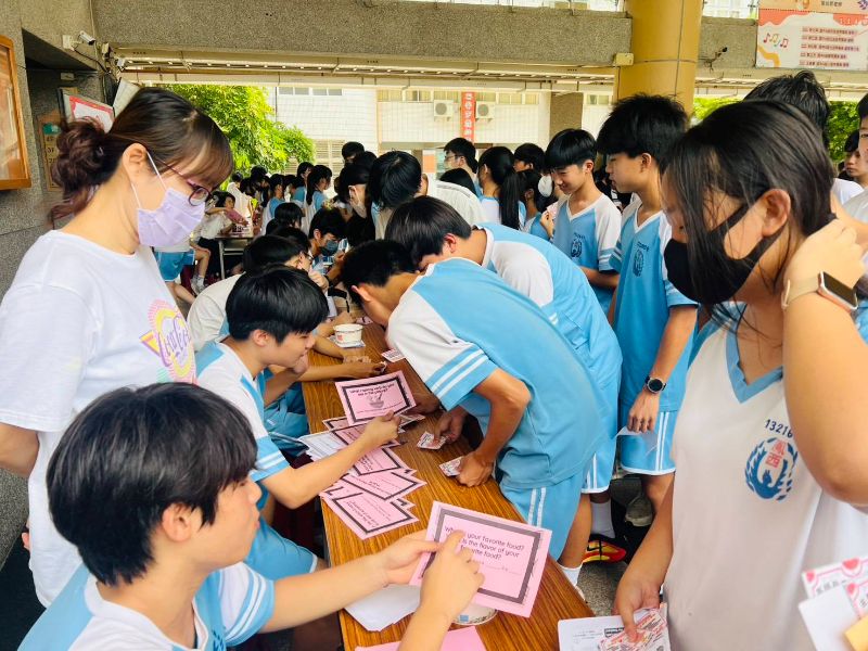 鳳西國中今天休業式舉辦《Bilingual Summer Fair》雙語夏日小市集,將校園打造成沉浸式雙語學習場域。學校透過美食市集、實境英語點餐、課程闖關與「GEPT Free Talk 英語自由對話挑戰」,讓學生在真實情境中自然開口,展現雙語教育成果。 鳳西國中今天休業式舉辦《Bilingual Summer Fair》雙語夏日小市集,將校園打造成沉浸式雙語學習場域。學校透過美食市集、實境英語點餐、課程闖關與「GEPT Free Talk 英語自由對話挑戰」,讓學生在真實情境中自然開口,展現雙語教育成果。