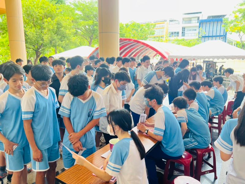 鳳西國中今天休業式舉辦《Bilingual Summer Fair》雙語夏日小市集,將校園打造成沉浸式雙語學習場域。學校透過美食市集、實境英語點餐、課程闖關與「GEPT Free Talk 英語自由對話挑戰」,讓學生在真實情境中自然開口,展現雙語教育成果。 鳳西國中今天休業式舉辦《Bilingual Summer Fair》雙語夏日小市集,將校園打造成沉浸式雙語學習場域。學校透過美食市集、實境英語點餐、課程闖關與「GEPT Free Talk 英語自由對話挑戰」,讓學生在真實情境中自然開口,展現雙語教育成果。