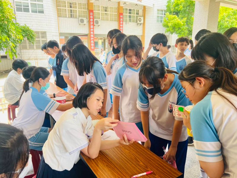 鳳西國中今天休業式舉辦《Bilingual Summer Fair》雙語夏日小市集,將校園打造成沉浸式雙語學習場域。學校透過美食市集、實境英語點餐、課程闖關與「GEPT Free Talk 英語自由對話挑戰」,讓學生在真實情境中自然開口,展現雙語教育成果。 鳳西國中今天休業式舉辦《Bilingual Summer Fair》雙語夏日小市集,將校園打造成沉浸式雙語學習場域。學校透過美食市集、實境英語點餐、課程闖關與「GEPT Free Talk 英語自由對話挑戰」,讓學生在真實情境中自然開口,展現雙語教育成果。