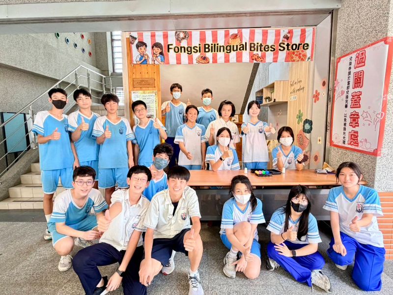 鳳西國中今天休業式舉辦《Bilingual Summer Fair》雙語夏日小市集,將校園打造成沉浸式雙語學習場域。學校透過美食市集、實境英語點餐、課程闖關與「GEPT Free Talk 英語自由對話挑戰」,讓學生在真實情境中自然開口,展現雙語教育成果。 鳳西國中今天休業式舉辦《Bilingual Summer Fair》雙語夏日小市集,將校園打造成沉浸式雙語學習場域。學校透過美食市集、實境英語點餐、課程闖關與「GEPT Free Talk 英語自由對話挑戰」,讓學生在真實情境中自然開口,展現雙語教育成果。