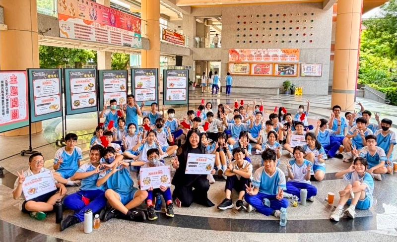鳳西國中今天休業式舉辦《Bilingual Summer Fair》雙語夏日小市集,將校園打造成沉浸式雙語學習場域。學校透過美食市集、實境英語點餐、課程闖關與「GEPT Free Talk 英語自由對話挑戰」,讓學生在真實情境中自然開口,展現雙語教育成果。 鳳西國中今天休業式舉辦《Bilingual Summer Fair》雙語夏日小市集,將校園打造成沉浸式雙語學習場域。學校透過美食市集、實境英語點餐、課程闖關與「GEPT Free Talk 英語自由對話挑戰」,讓學生在真實情境中自然開口,展現雙語教育成果。